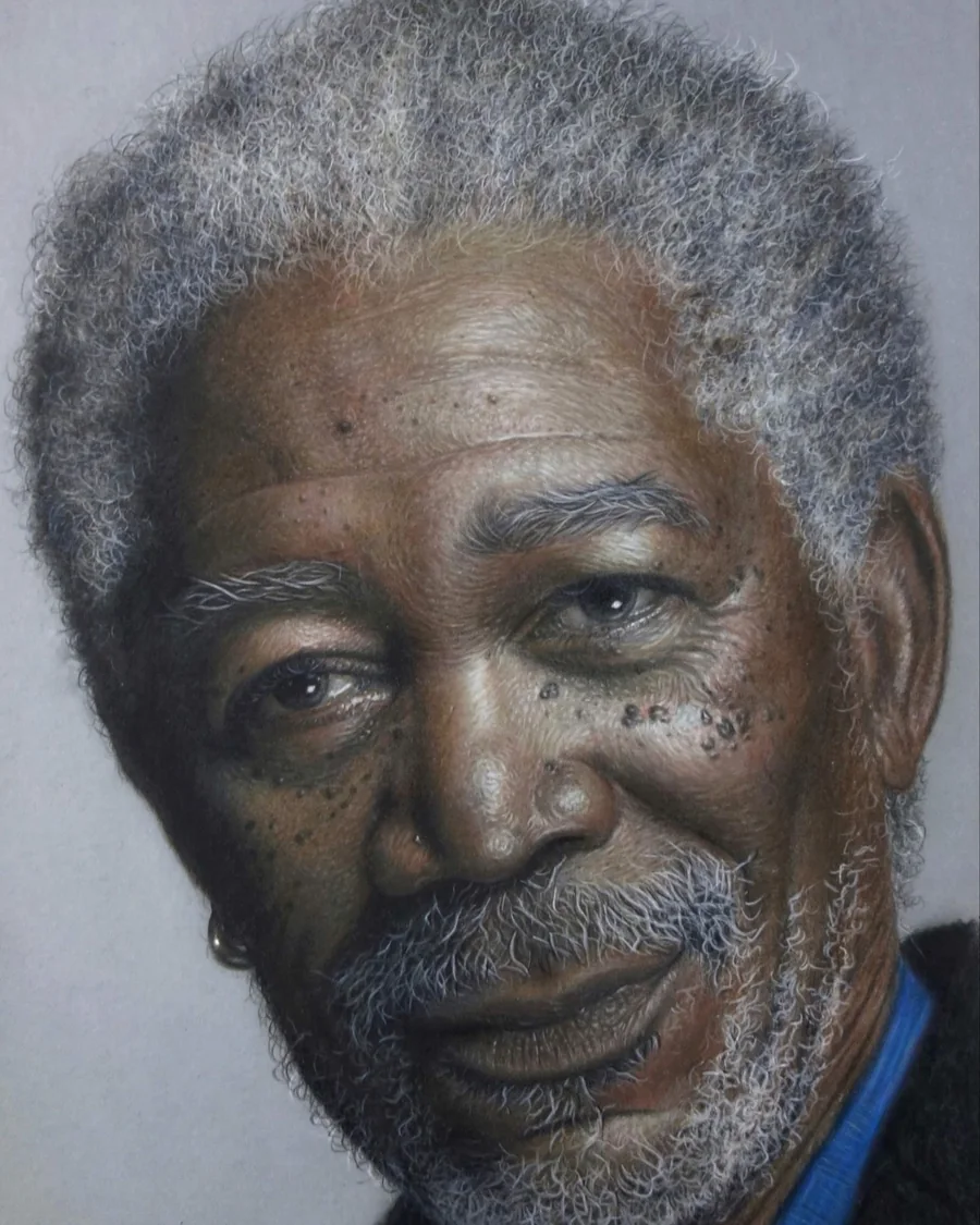 Retrato de homem idoso em desenho hiper-realista, cabelo e barba grisalhos